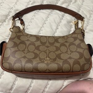 Coach: Penny shoulder bag in signature canvas